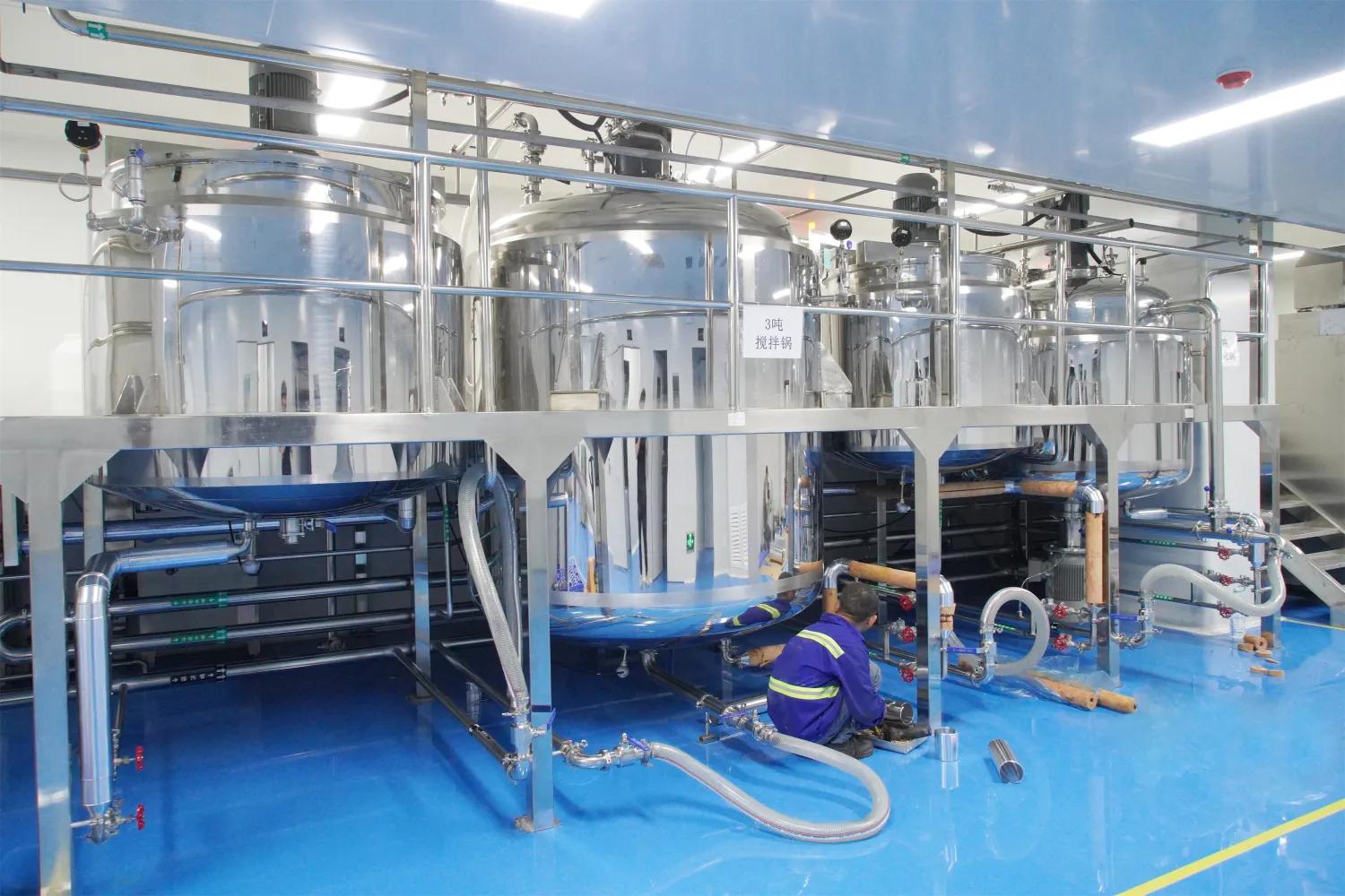 Vacuum emulsifying mixer for cosmetic manufacturing