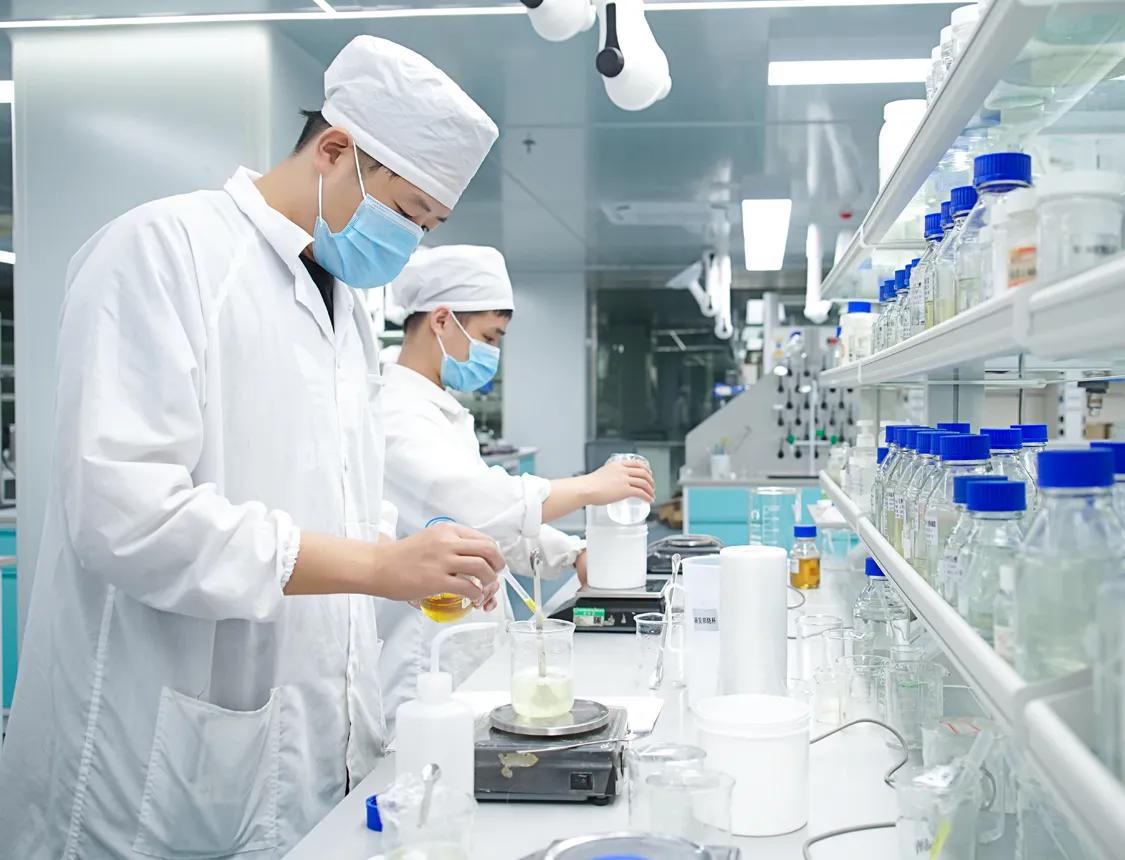 Huanqiutongmao cosmetic R&D engineer adjusting samples
